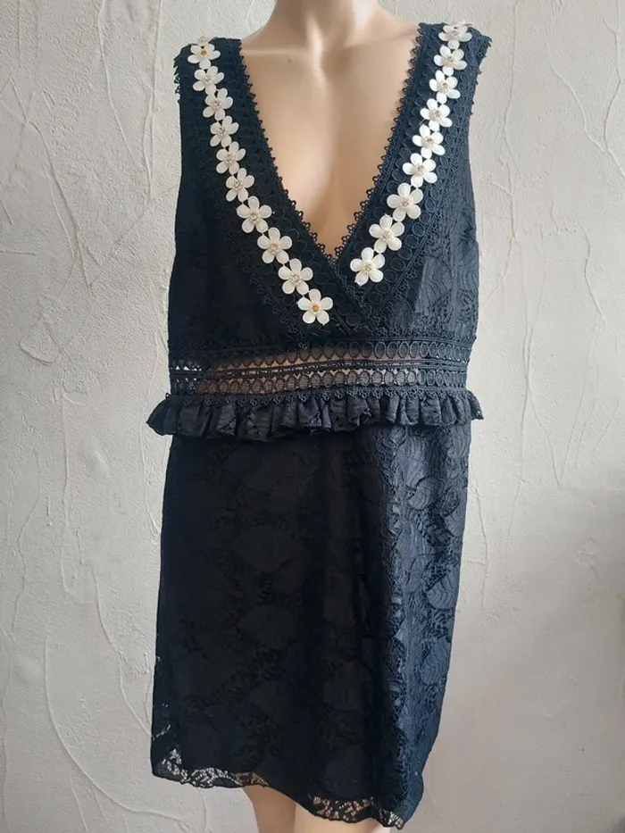 Robe en dentelle noire avec fleurs