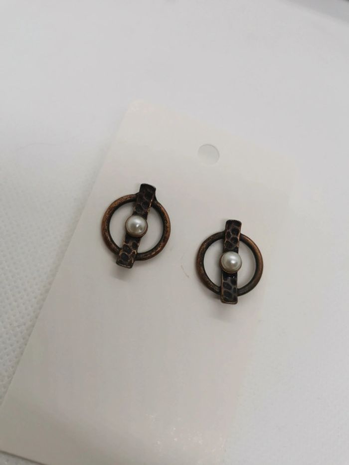 Paire de boucles d'oreilles avec perle nacrée - photo numéro 2