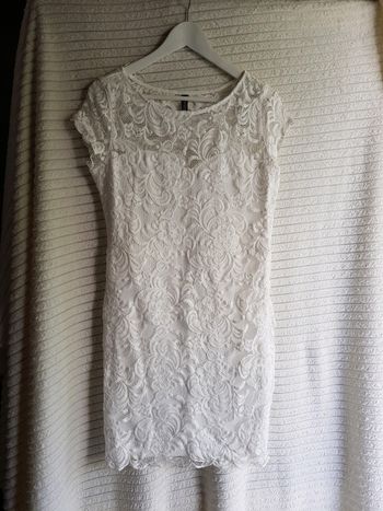 Robe blanche dentelle Divided