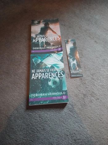 2 tomes plus 1 marque page