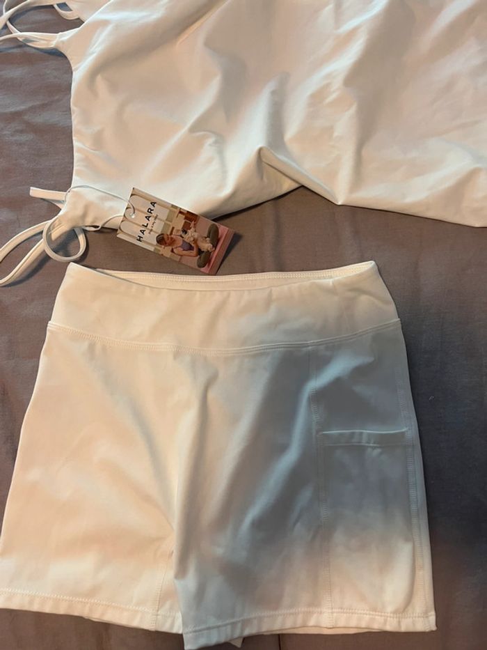 Robe blanche + son short Halara TS - photo numéro 2