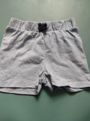 Short lupilu taille 3/4 ans
