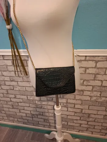 💄Sac bandoulière noir effet croco avec chaîne dorée💄