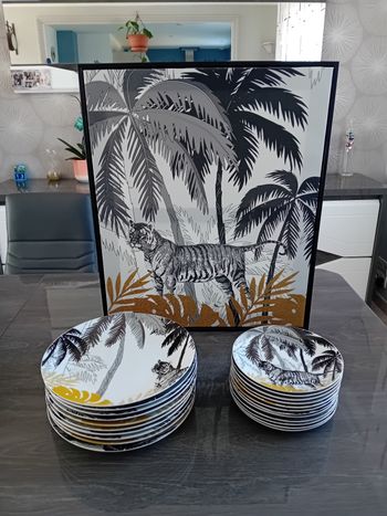 Lot assiettes  et tableau assortis
