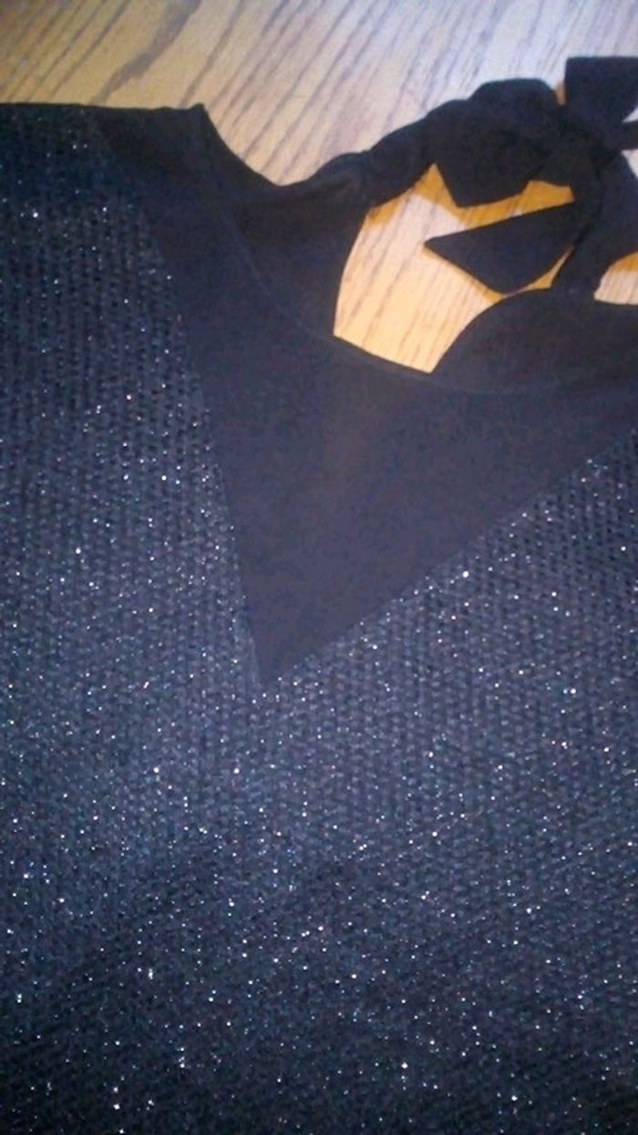 Haut noir avec noeud et décolleté dans le dos - photo numéro 2