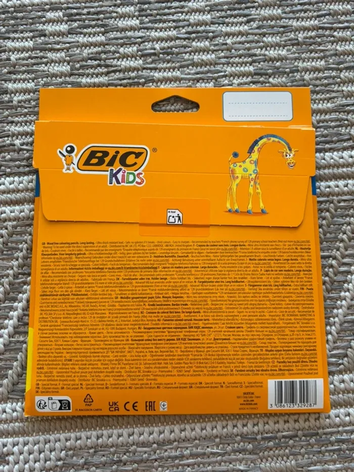 Lot feuilles oxford, stylos crayons et feutres bic, stylo pilote frixon et colle UHU - photo numéro 5
