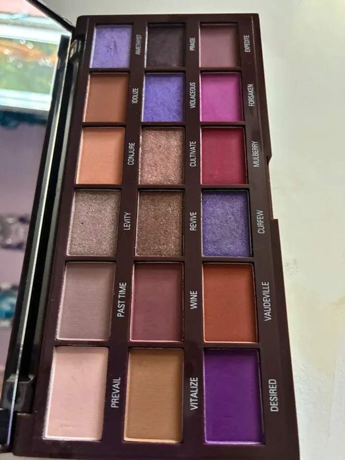 Palette chocolate Violet, 18 fards, Makeup Revolution. - photo numéro 7