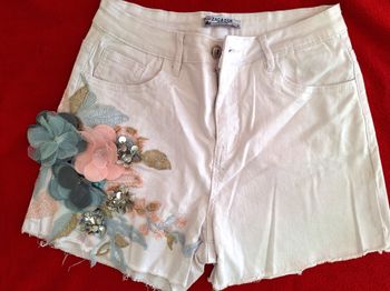 SHORT JEANS BLANC FLEURS ET BRODERIES -TAILLE M  -ZAC & ZOE
