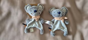 Doudou plat koala 🐨 gris bleu blanc foulard rayé TAPE A L’OEIL TAO