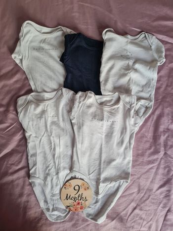 Lot bodies ML 9 mois