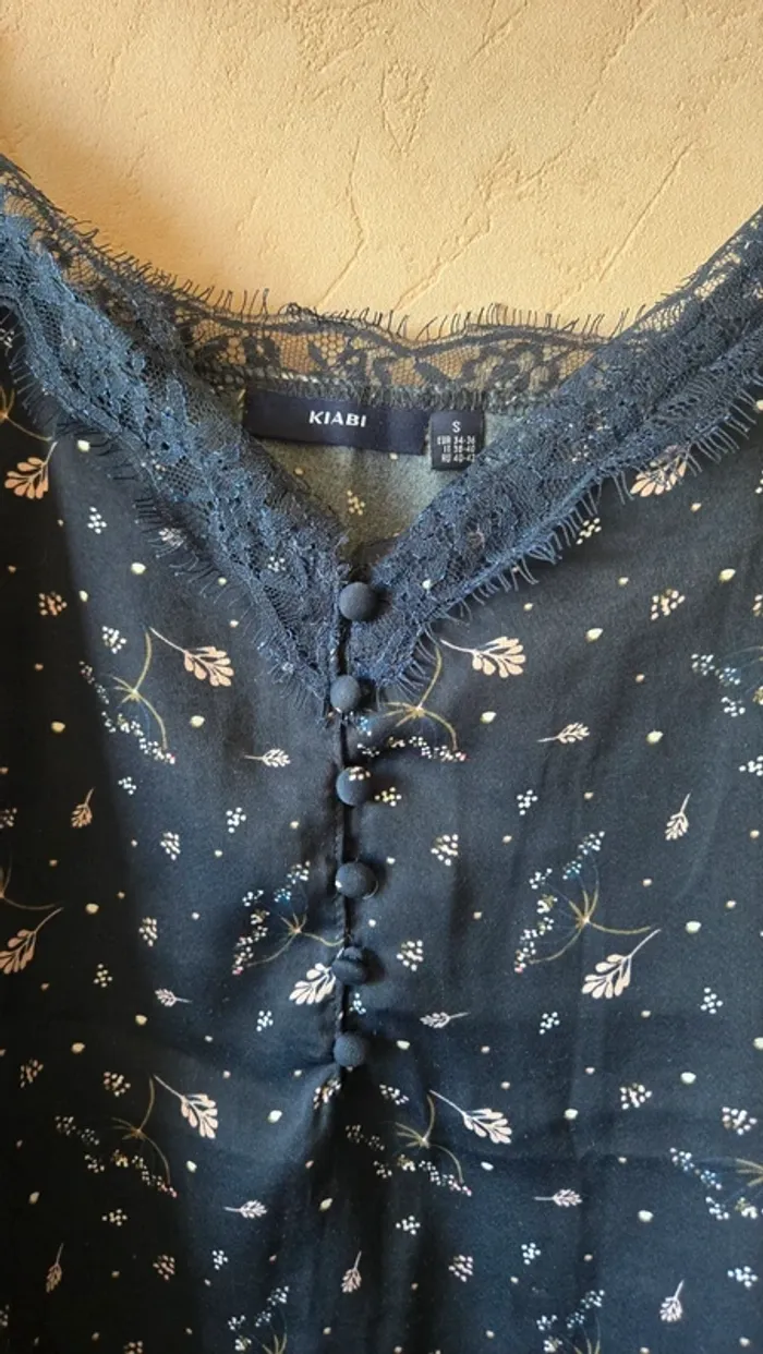 Débardeur bleu foncé fleuri KIABI avec dentelle - Taille 36 - photo numéro 2