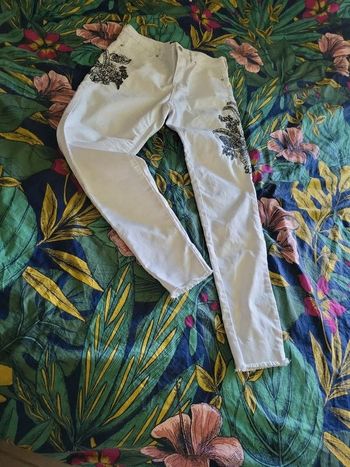 Beau jean blanc à arabesques