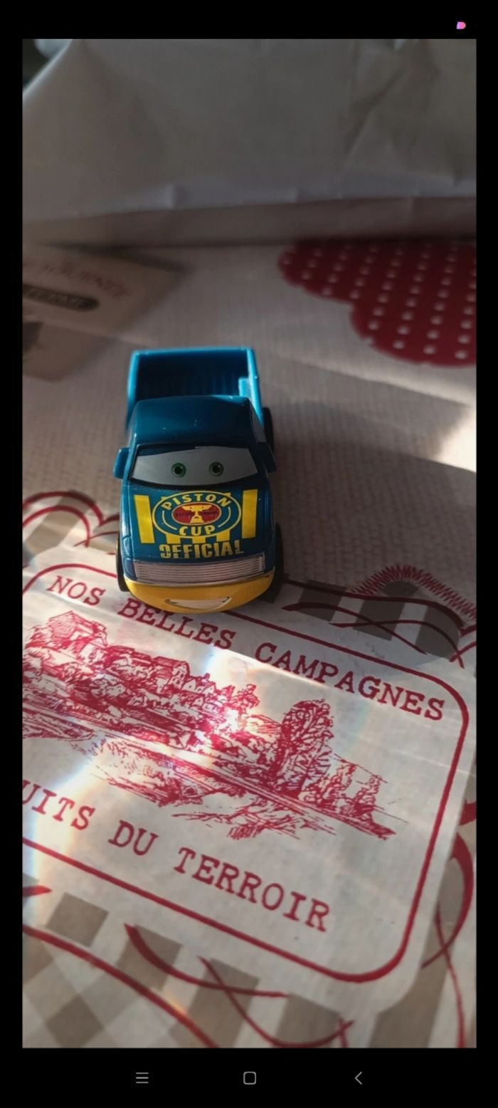 Voiture bleu et jaune