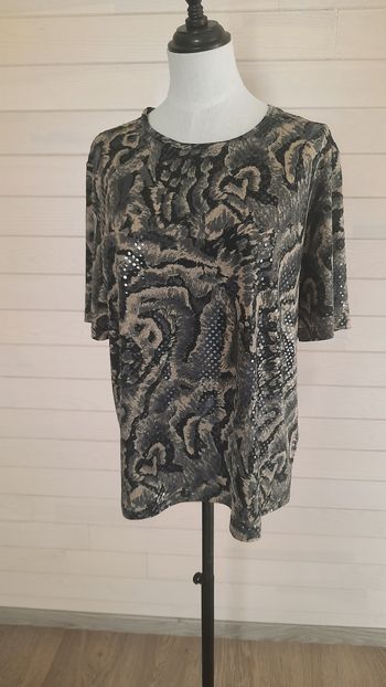 Haut imprimé avec sequins.