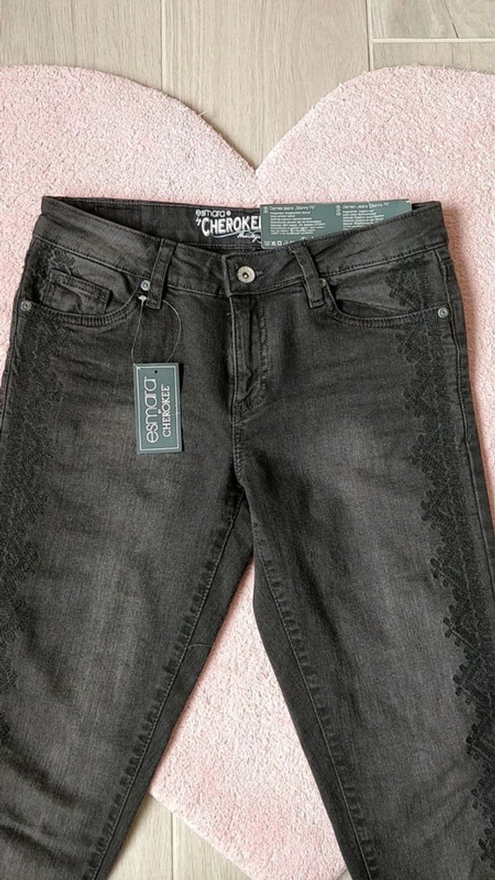 Jean slim neuf - photo numéro 4