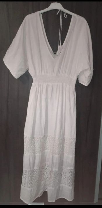 Robe longue blanche avec broderies