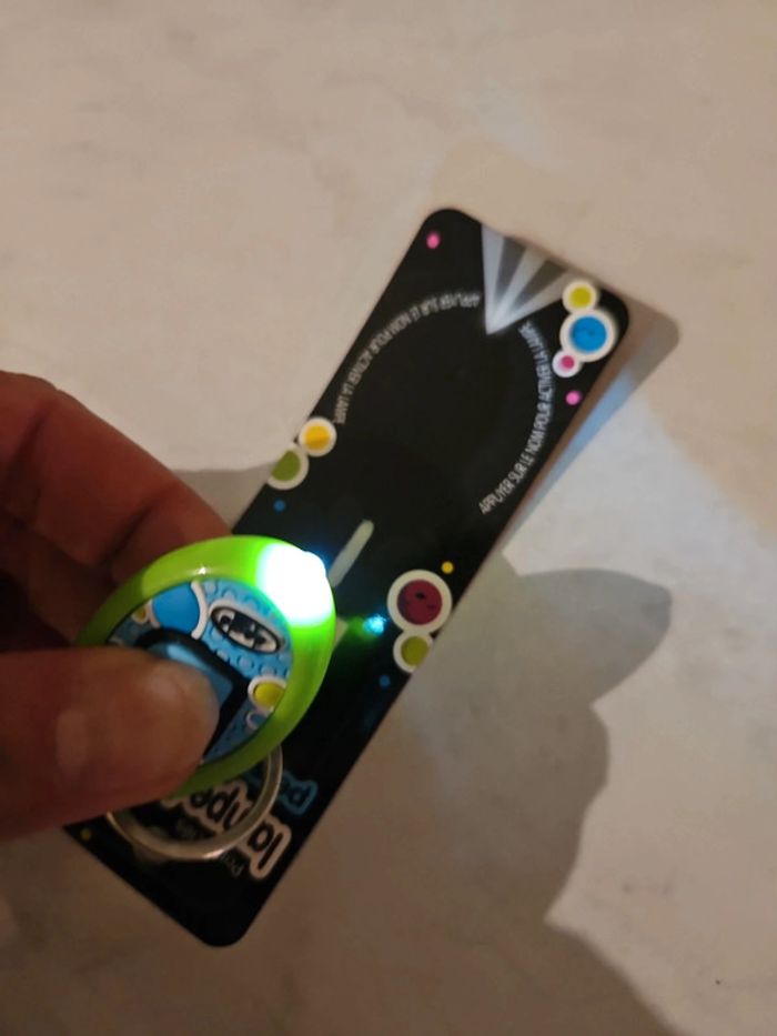 Porte clef lampe torche lettre D Neuf U40 - photo numéro 3