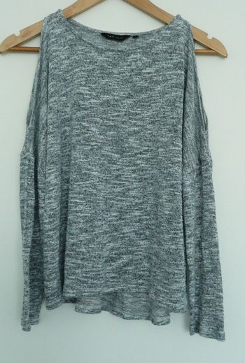Pull chine gris et blanc. Epaules decouvertes. New look. Viscose. Polyester. Taille 36 / 38