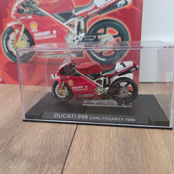 Moto 1:24 avec socle, vitrine et fascicule - photo numéro 1