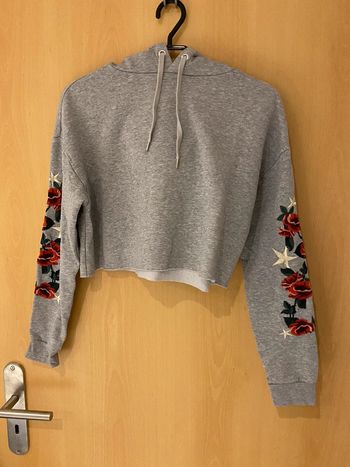 Pull crop-top brodé à fleurs