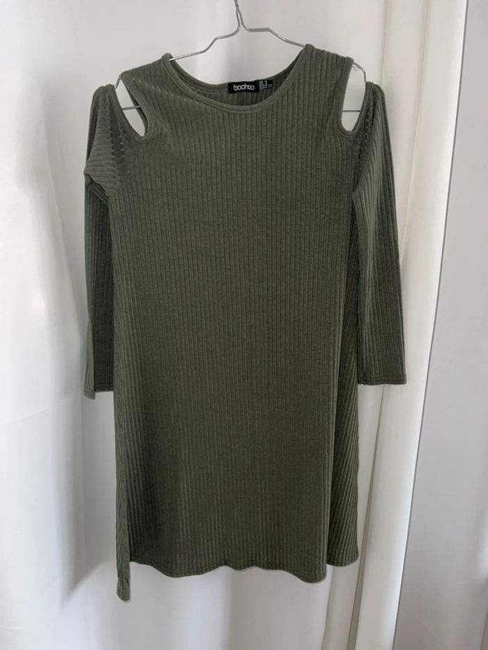 Robe verte épaules dénudées