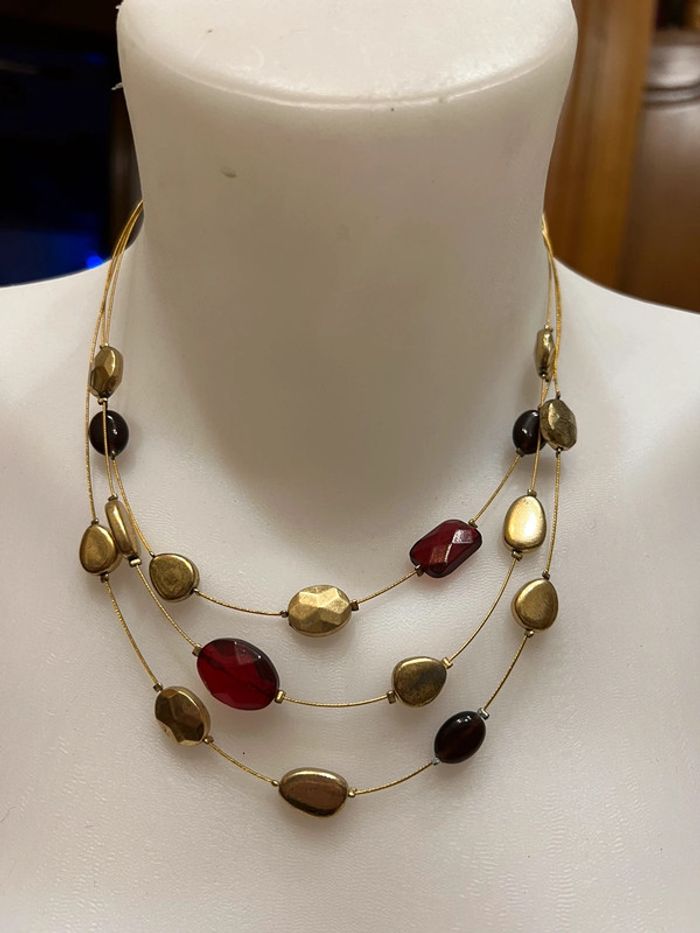 Collier plusieurs rangs chaîne dorée avec perles noires rouges dorées