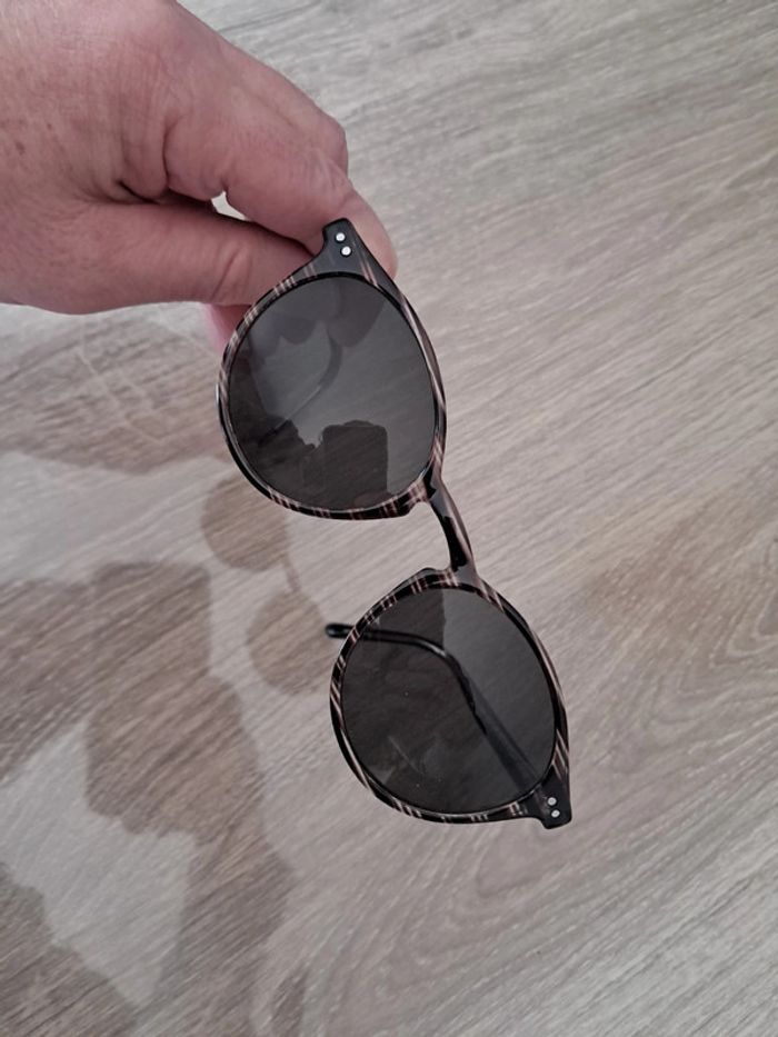 Lunette de soleil - photo numéro 3