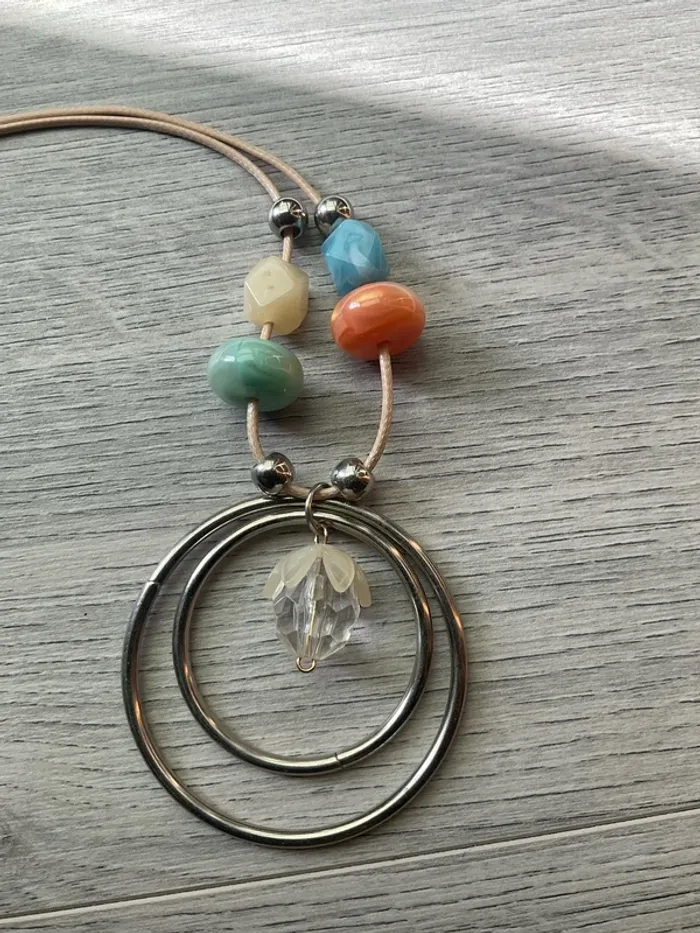 Collier cordon anneau et perles colorées - photo numéro 2