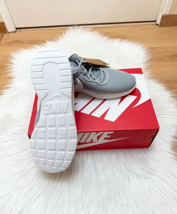 Nike Tanjun – Taille 44.5 – gris/blanc – Neuf avec étiquette - photo numéro 12