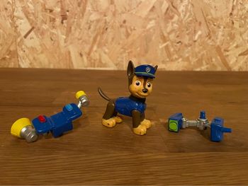 Figurine Chase avec ses 2 accessoires de la Pat Patrouille