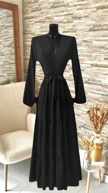 Superbe robe longue noire avec ceinture assortie