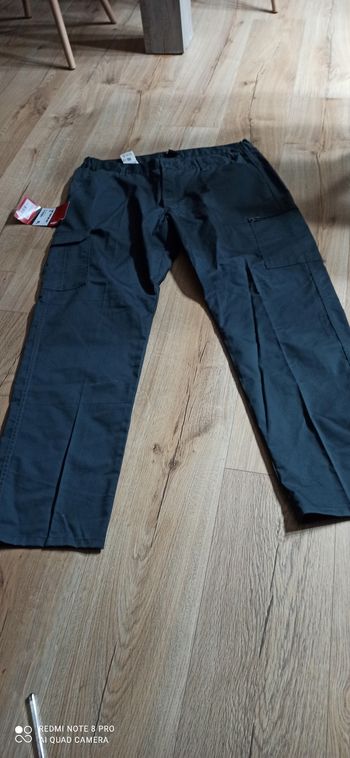 Pantalon de travail neuf t. 52