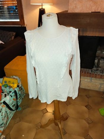 Pull a volants blanc