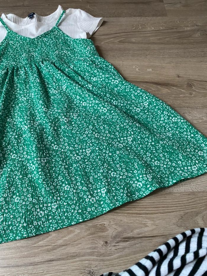 petite robe d’été verte à fleurs avec T-shirt blanc cousu - photo numéro 3