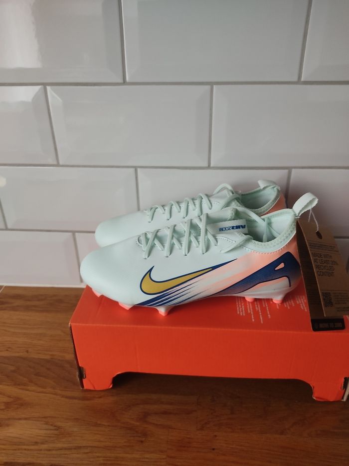 Crampons Nike T 36.5 - photo numéro 2
