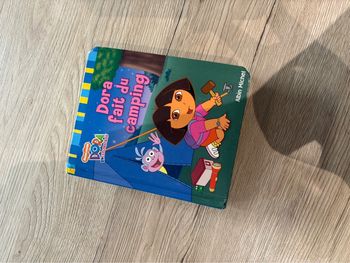 Livre Dora fait du camping