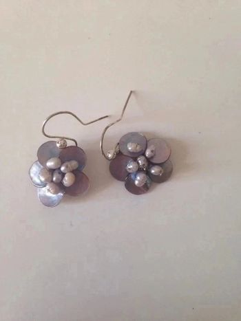 Boucles d'oreilles fleurs nacrées mauve et blanc