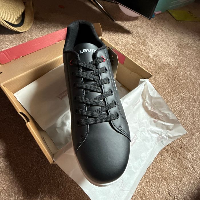 Superbes baskets Levi’s  neuves avec étiquette pointure 39 - photo numéro 2