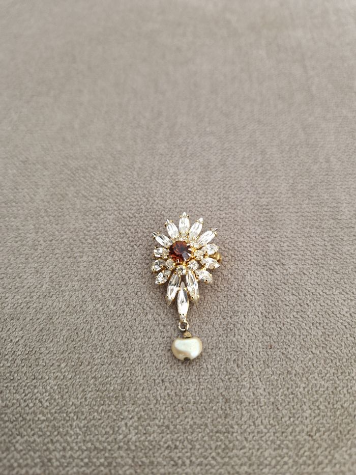 Broche vintage dorée avec pierre brillantes et sa perle - photo numéro 2