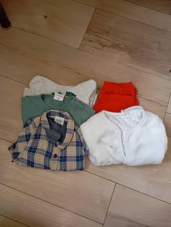 Lot de vêtements taille ,9 mois