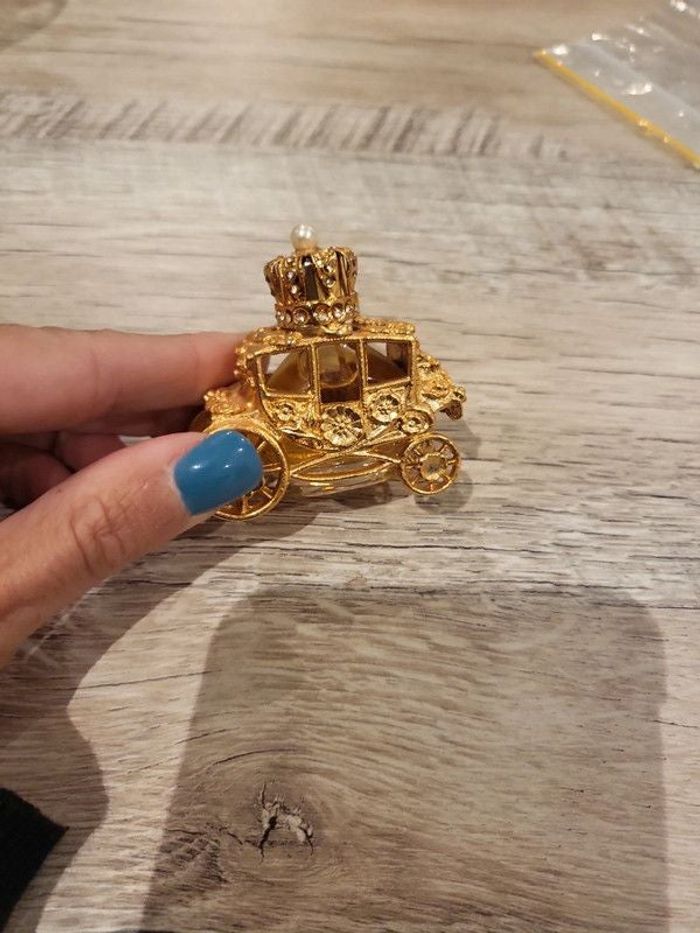 Miniature de parfum le carosse de Myrna Pons