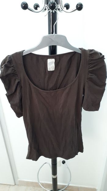 T shirt marron avec fronce aux épaules taille M