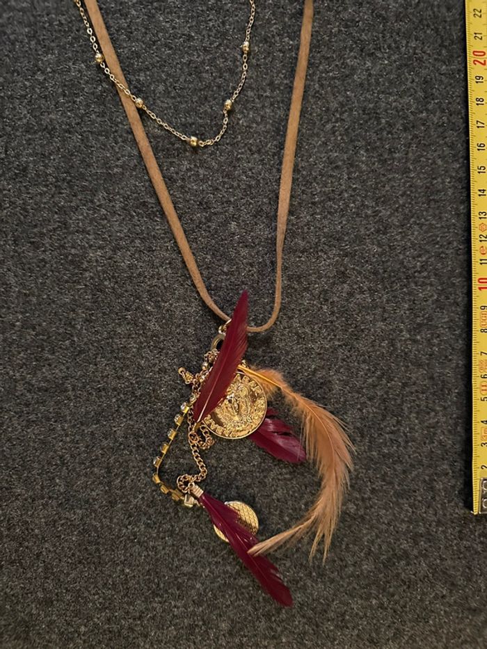 Sautoir pendentif plumes et médailles Teria Yabar - photo numéro 5