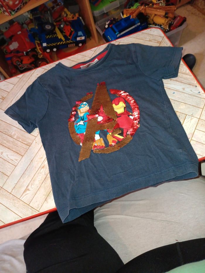 Tee-shirt  avenger a sequins réversibles