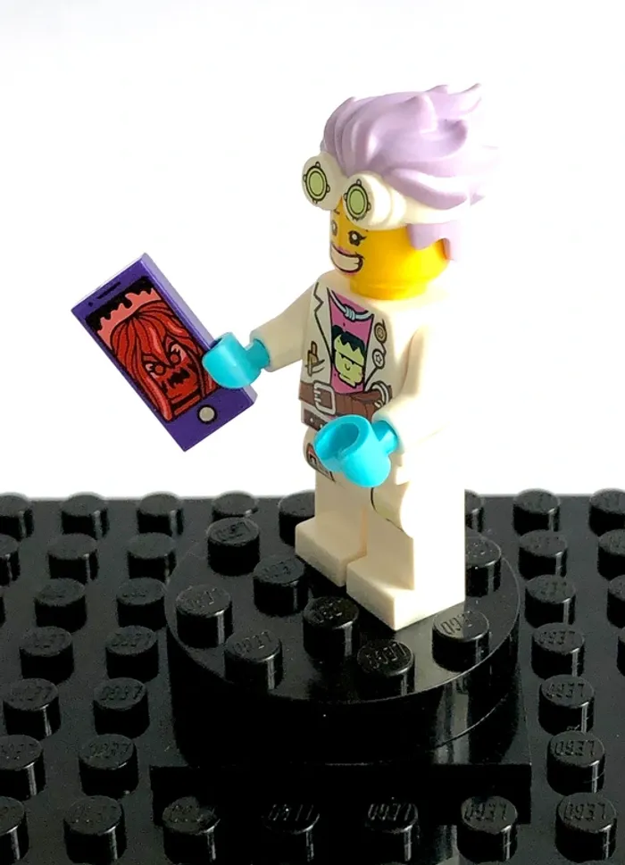 LEGO Hidden Side - J. B. Watt, large smile/annoyed - photo numéro 2