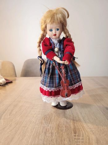 Poupee en porcelaine