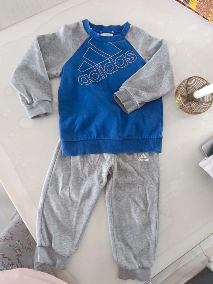 Survêtement adidas bleu et gris 18/24mois