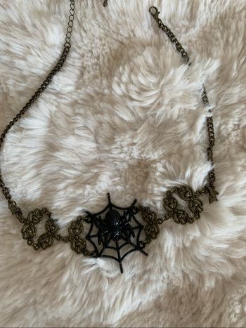 Collier en métal araignée en excellent état.