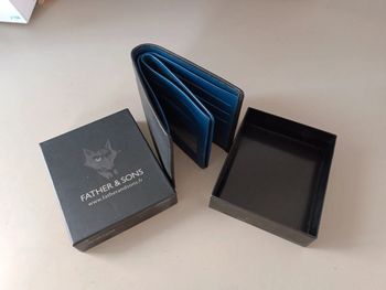 Portefeuille en cuir et coton father and son noir intérieur bleu marine.