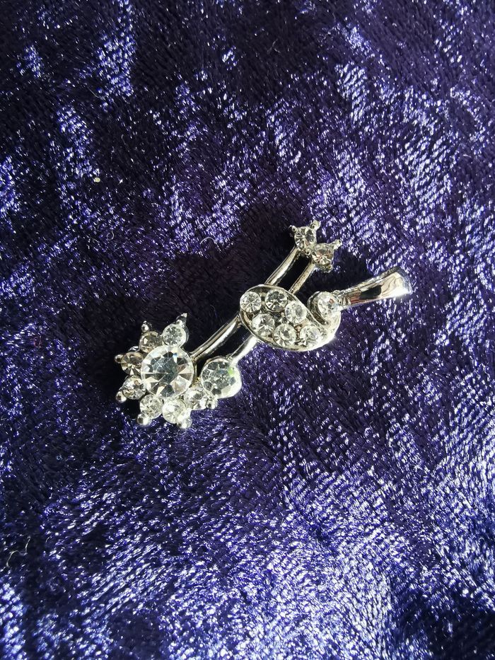 Pendentif note argentée à strass